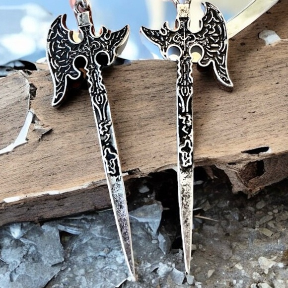 Stylish silver toned axe earrings with detailed design. Perfect for a DND player - Picture 2 of 15